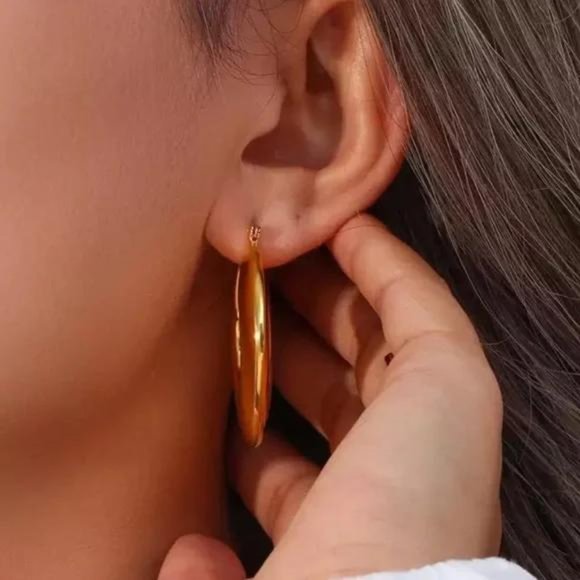 NEW HOLLOW HOOP 18K GOLD EARRINGS, NICE EARRINGS, CUTE EARRINGS. - Picture 4 of 7